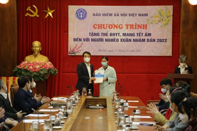 Trao tặng gần 600 sổ bảo hiểm xã hội, hơn 10.000 thẻ bảo hiểm y tế