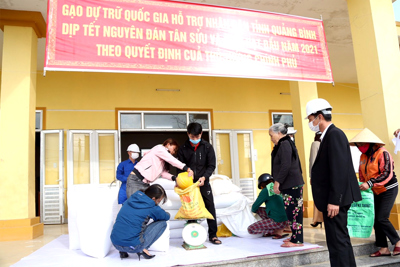 Khẩn trương xuất cấp gạo hỗ trợ người dân trong dịp Tết Nguyên đán Tân Sửu 2021 