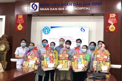 Trao tặng 1.300 suất quà cho bệnh nhân bảo hiểm y tế có hoàn cảnh khó khăn 