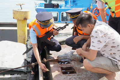 Hải quan tăng cường kiểm soát, đấu tranh chống buôn lậu xăng dầu, than 