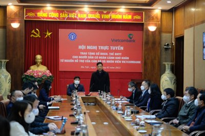 Trao tặng hơn 12 nghìn sổ BHXH, thẻ BHYT cho người dân có hoàn cảnh khó khăn