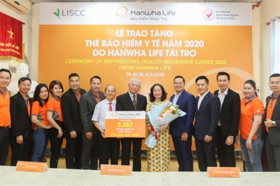 Hanwha Life Việt Nam tặng 3.257 thẻ bảo hiểm y tế cho người nghèo