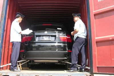 Xử lý các lô hàng ô tô nhập khẩu là quà biếu, quà tặng xin tái xuất ra sao?