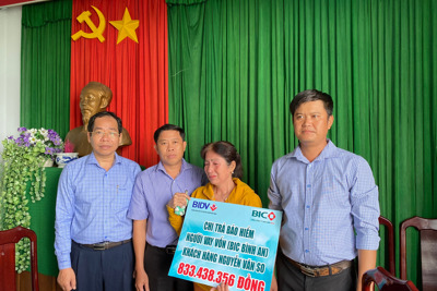 Hơn 800 triệu đồng tiền bảo hiểm được trao cho khách hàng vay vốn tại BIDV Mỹ Tho
