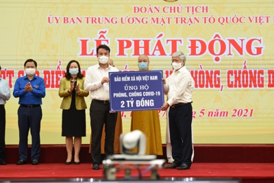 BHXH Việt Nam trao 2 tỷ đồng ủng hộ phòng chống dịch Covid-19