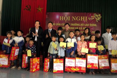 Chung tay giúp đỡ trẻ em vượt qua đại dịch Covid-19