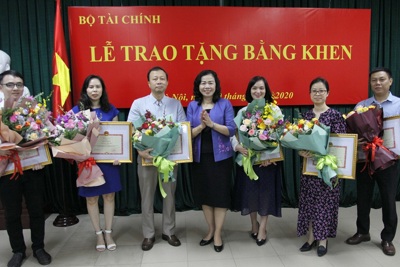 Trao tặng Bằng khen của Bộ trưởng Bộ Tài chính cho các cơ quan báo chí và phóng viên 