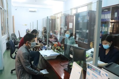 Niềm vui của người lao động khi nhận được tiền hỗ trợ từ Quỹ Bảo hiểm thất nghiệp