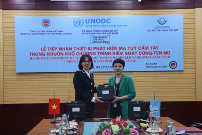 Tổng cục Hải quan tiếp nhận thiết bị phát hiện ma túy cầm tay từ UNODC