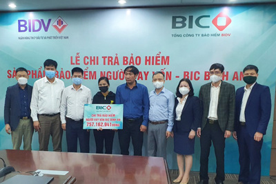 BIC trao hơn 750 triệu đồng quyền lợi bảo hiểm cho khách hàng vay vốn tại Nghệ An