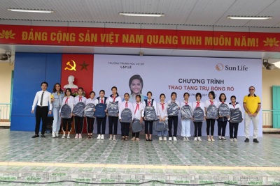 Sun Life trao tặng 102 trụ sở bóng rổ và 510 quả bóng rổ cho 51 trường học 
