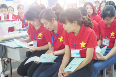 8 tháng, thực hiện bàn giao hơn 1,7 triệu sổ BHXH cho người lao động