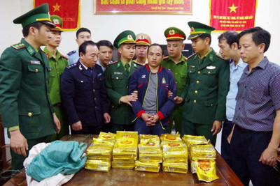 [Video] Bộ đội biên phòng băng rừng bắt nhóm buôn gần 300 kg ma túy