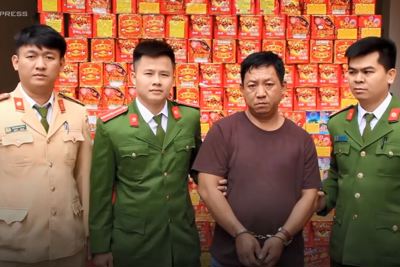 [Video] Nghệ An thu gần nửa tấn pháo ngụy trang trong xe chở hoa quả