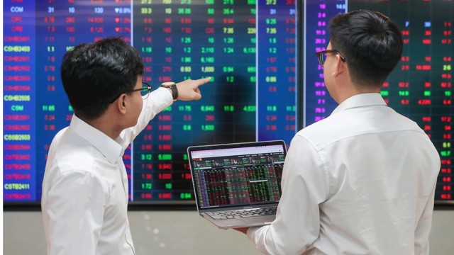 Áp lực vốn hóa lớn, VN-Index kiểm định lại đỉnh cũ