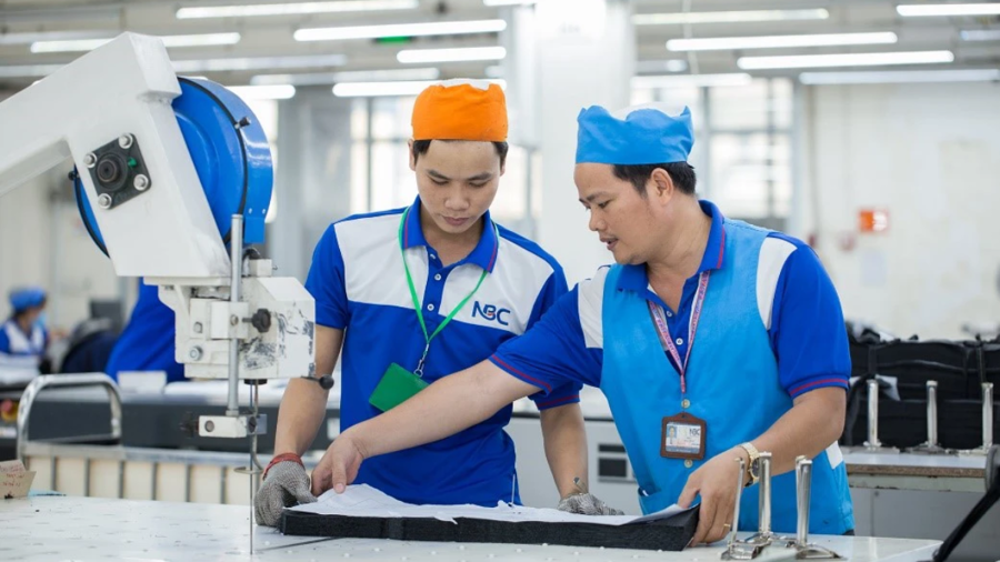 Mở rộng cơ hội việc làm cho người nghèo: Từ sinh kế tại chỗ đến xuất khẩu lao động Mở rộng cơ hội việc làm cho người nghèo: Từ sinh kế tại chỗ đến xuất khẩu lao động