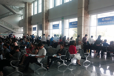 Người dân đến giao dịch tại Cục Thuế TP. Hồ Chí Minh. Ảnh: TS