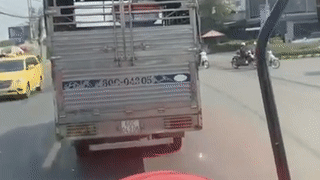 [Video] Xe cứu hỏa hú còi ưu tiên, tài xế xe tải vẫn không nhường đường