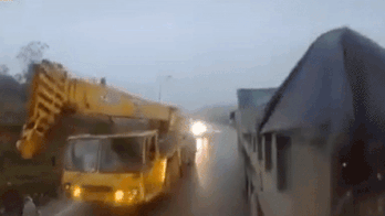 [Video] Container tông trúng xe ben vì không quan sát