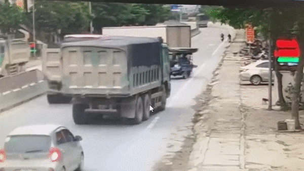 [Video] Đánh lái tránh xe ba gác, xe ben mắc kẹt vào cống thoát nước 