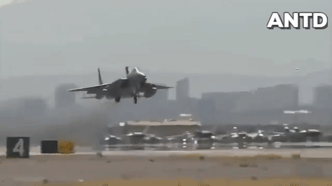 [Infographics]  "Đại bàng bất bại" F-15C của Mỹ lao xuống biển
