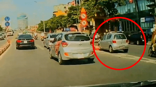 [Video] Ôtô tông nát dải phân cách 