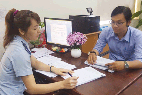 Công chức Hải quan Bình Dương hướng dẫn doanh nghiệp làm tờ khai hải quan