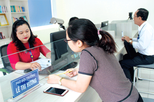 Giải quyết thủ tục hành chính tại bộ phận “một cửa” của Chi cục Thuế khu vực Uông Bí - Quảng Yên (Quảng Ninh).