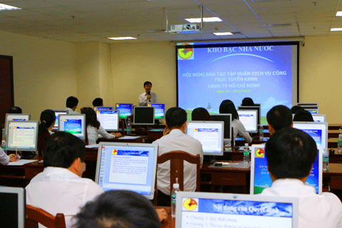 Ông Vũ Đức Hiệp đang hướng dẫn các thao tác sử dụng trong dịch vụ công cho các cán bộ tại KBNN TP. Hồ Chí Minh. Ảnh: Hồng Đại
