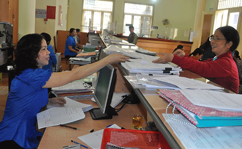 Cán bộ KBNN huyện Lâm Hà, tỉnh Lâm Đồng đang hướng dẫn khách hàng các thủ tục giao dịch. Ảnh tư liệu.