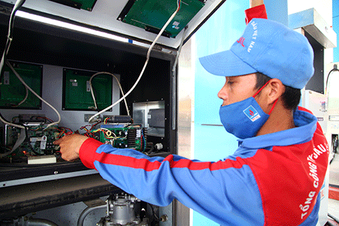Với việc dán tem đồng hồ tại các cột bơm xăng đã tạo môi trường kinh doanh minh bạch giữa các DN.