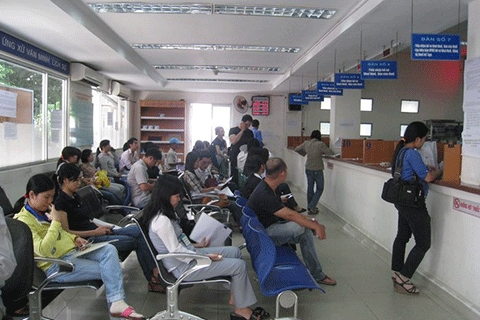 Khách hàng giao dịch tại Cục Thuế TP. Hồ Chí Minh.