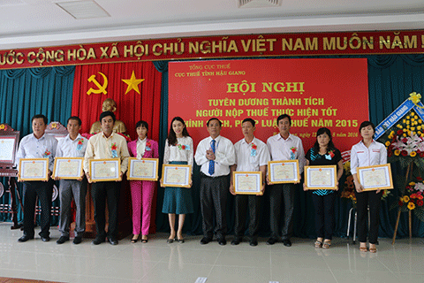 Lãnh đạo, Cục Thuế tỉnh Hậu Giang trao giấy khen cho các doanh nghiệp tại hội nghị tuyên dương thành tích người nộp thuế năm 2016.