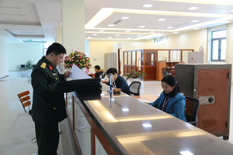 Giao dịch tại KBNN Bắc Kạn. Ảnh: Hạnh Thảo