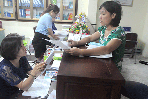 Người nộp thuế được hướng dẫn tận tình tại bộ phận một cửa Cục thuế Bắc Ninh.