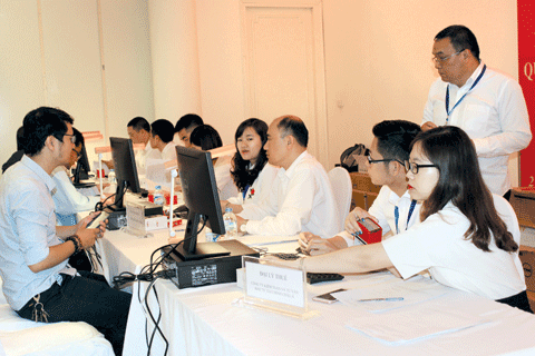 Đại lý thuế phối hợp với Cục Thuế Hà Nội hỗ trợ người nộp thuế thực hiện quyết toán thuế. Ảnh: NM