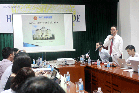 Ông Phạm Đình Thi trả lời báo chí tại cuộc họp báo. Ảnh: M.A