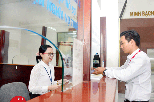 Giao dịch tại bộ phận “một cửa” Cục Thuế Bà Rịa - Vũng Tàu. Ảnh: H.H
