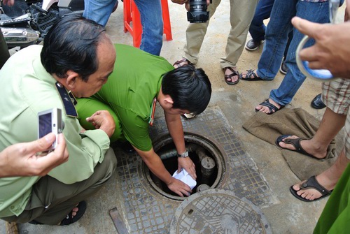Lực lượng chức năng kiểm tra cây xăng Lan Anh - Ảnh: Thanh Nhân
