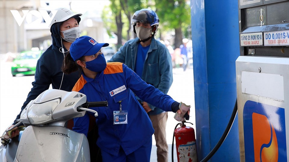 Xăng E5 RON 92 giảm 40 đồng/lít, xăng RON 95 giảm 80 đồng/lít, dầu diesel giảm 180 đồng/lít.