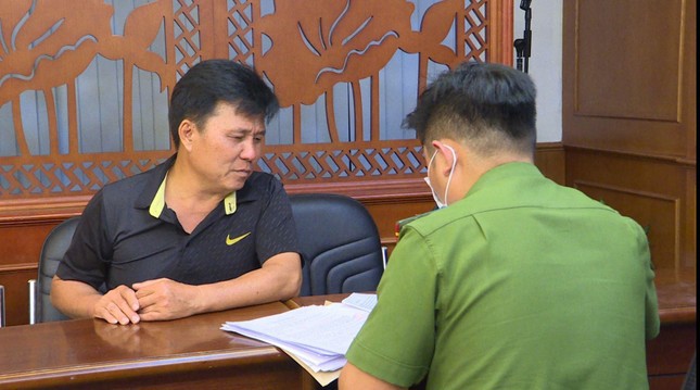 Cơ quan công an lấy lời khai một đối tượng trong đường dây đánh bạc. Nguồn: tienphong.vn