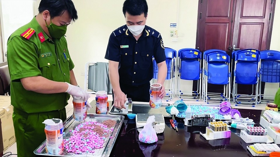 Chi cục Hải quan Bắc Hà Nội (Cục Hải quan TP. Hà Nội) phối hợp lực lượng Công an kiểm tra lô hàng vận chuyển từ châu Âu về Việt Nam qua đường hàng không cất giấu ma túy, đầu tháng 6/2022.