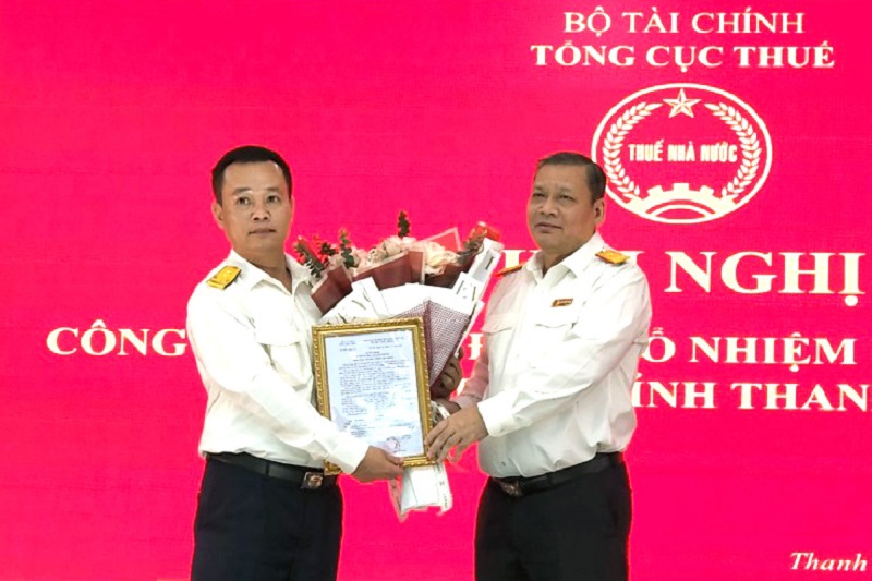 Phó Tổng Cục trưởng Tổng cục Thuế Phi Vân Tuấn trao quyết định bổ nhiệm cho ông Lê Hồng Phúc.