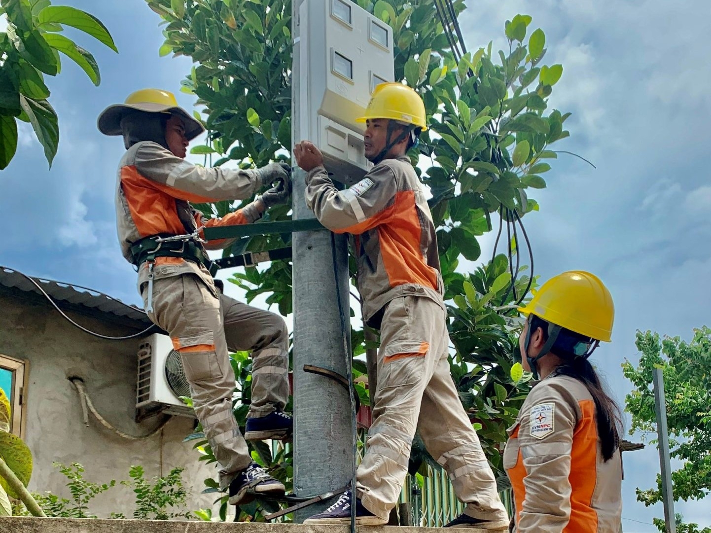 EVNNPC tăng cường kiểm tra, kiểm soát an toàn lao động trực tiếp tại hiện trường.