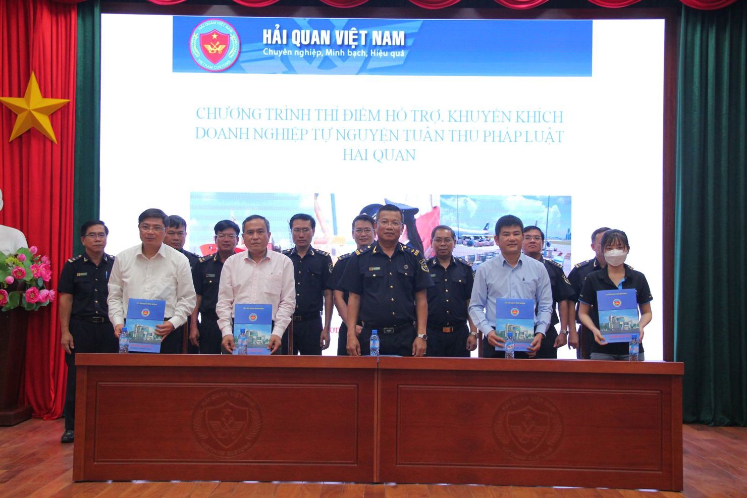 Cục Hải quan Bình Dương ký kết biên bản ghi nhớ với các doanh nghiệp tham gia chương trình tự nguyện tuân thủ