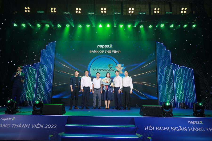 Đại diện Vietcombank, bà Trần Thị Liên Hằng - Phó Trưởng phòng Phát triển kênh số và đối tác nhận giải thưởng từ Tổng thư ký Hiệp hội Ngân hàng và Ban lãnh đạo NAPAS