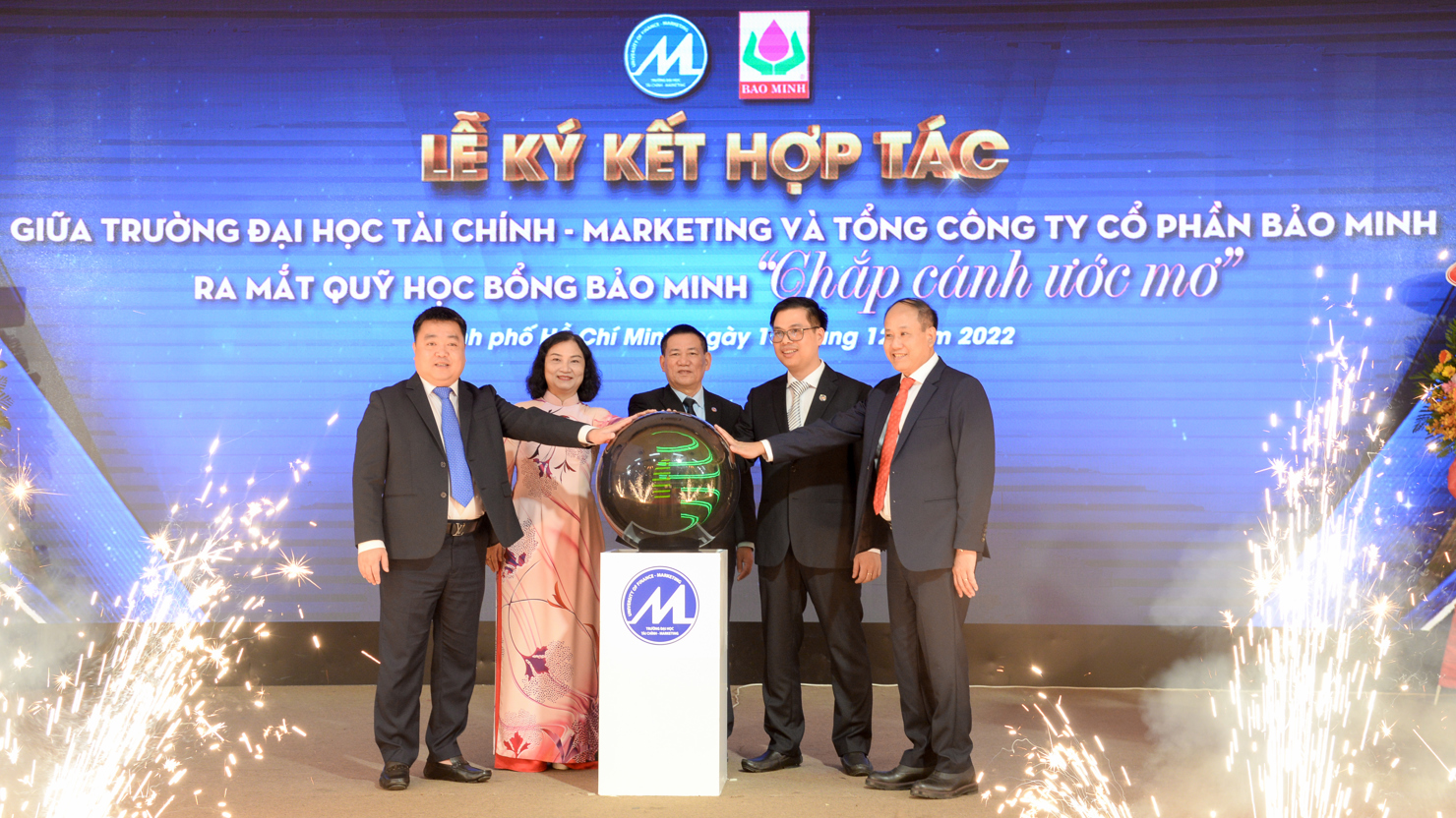 Bộ trưởng Hồ Đức Phớc cùng Lãnh đạo Tổng Công ty Bảo hiểm Bảo Minh và Trường Đại học Tài chính - Marketing tại buổi lễ ra mắt quỹ học bổng. Ảnh: Thanh Sơn