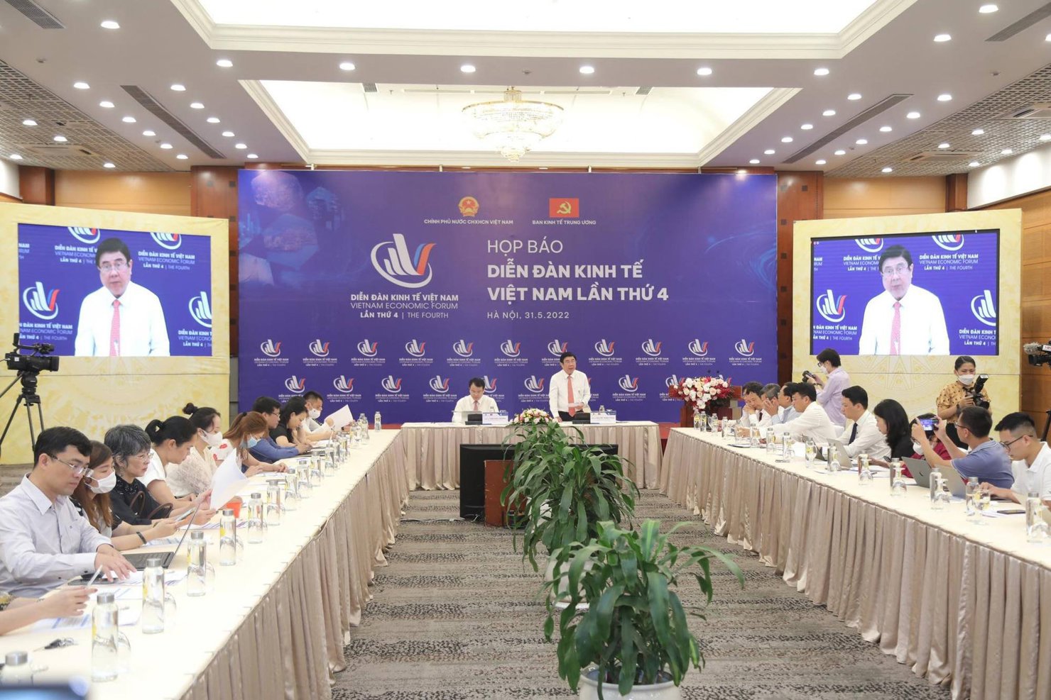 Toàn cảnh Họp báo Diễn đàn Kinh tế Việt Nam lần thứ 4.