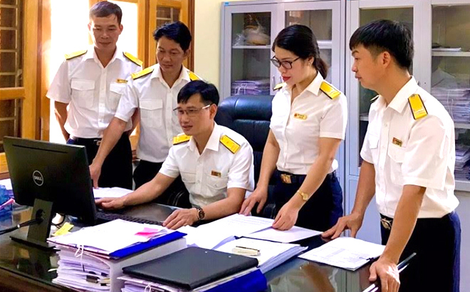 Cán bộ, công chức ngành Thuế trao đổi các giải pháp thu ngân sách những tháng cuối năm.