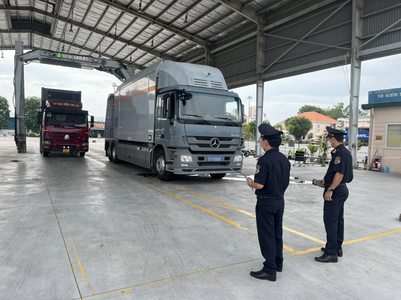 Cục Hải quan Bình Dương thực hiện kiểm tra hàng hóa bằng máy soi container di động
